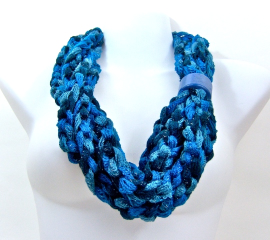 Mixed blues chunky chain scarf
